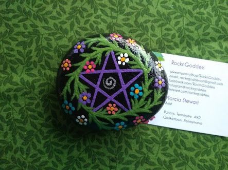 Wiccan Crafts, Wiccan Decor, Pagan Crafts, Spiritual Things, Diy Rock Art, Wiccan Witch, Witch Diy, Witchy Crafts, Pinterest Diy Crafts