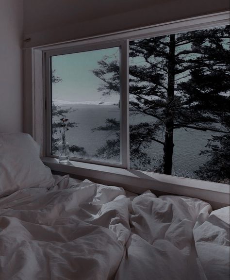 Big Window Behind Bed, Bedroom By The Window, Ventanas Aesthetic, Bed Near Window, Rooms For Girls Teenagers, Messy Bedroom, Colorado Cabins, Window Photography, Comfy Bedroom