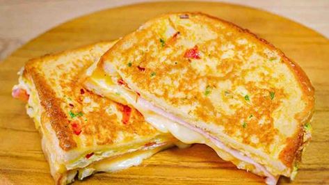 Omelette Sandwich, Egg Sandwich Recipe, Grilled Sandwiches, Asian Breakfast, Toast Sandwich, How To Make Sandwich, Egg Toast, Grilled Sandwich, One Pan