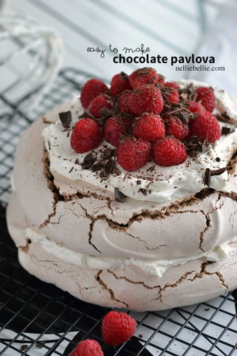 Chocolate Pavlova Recipe, Pavlova Recipes, Chocolate Pavlova, Pavlova Dessert, Pavlova Cake, Mini Pavlova, Meringue Desserts, Pavlova Recipe, Fancy Desserts