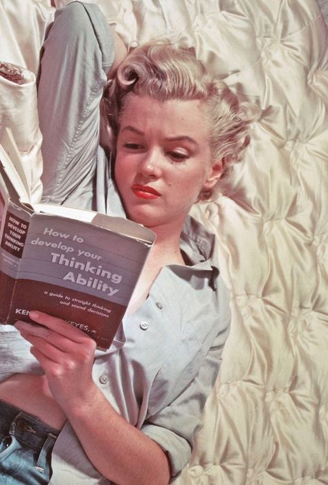 Marilyn Monroe reading “How to Develop Your Thinking Ability” by Kenneth S. Keyes, Jr., photographed by John Florea, 1951 Debra Morgan, Klasik Hollywood, Jennifer Carpenter, Walker Evans, Robert Johnson, Gordon Parks, Minako Aino, Christopher Reeve, Joe Dimaggio