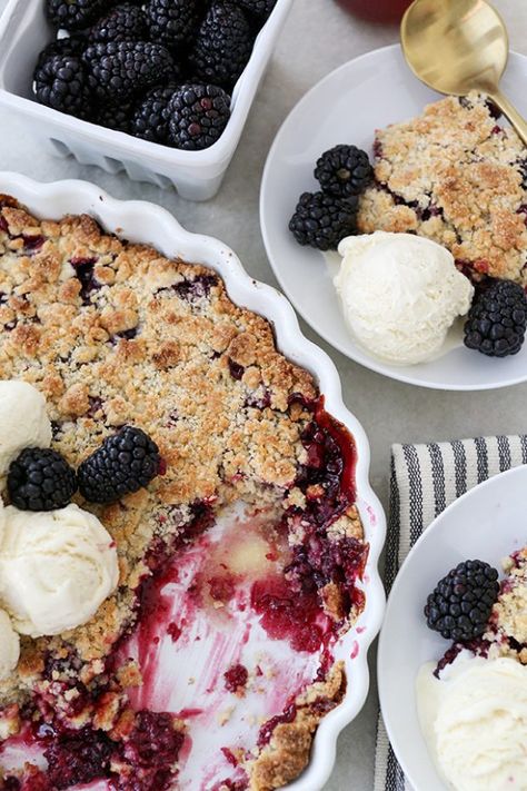 Blackberry Cobbler Crumble - Sugar and Charm - sweet recipes - entertaining tips - lifestyle inspiration Cobbler Aesthetic, Blackberry Cobbler Recipe, Pecan Praline, Berry Crumble, Blackberry Cobbler, 4th Of July Desserts, Baked Fruit, Fourth Of July Food, Crumble Recipe