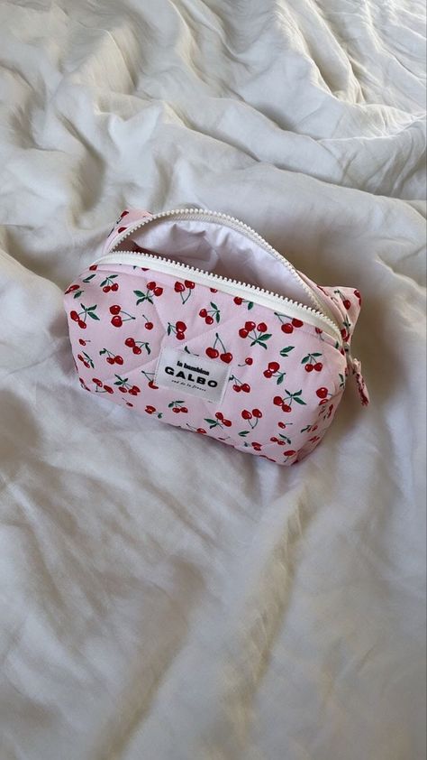 Cherry Makeup Bag, Cute Makeup Bags, Photographie Portrait Inspiration, Small Makeup Bag, Keramik Design, Sewing Class, Bags Aesthetic, Essential Bag, Makeup Pouch