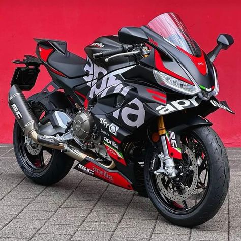 Aprilia Motorcycles, Aprilia Rsv4, Best Motorbike, Custom Sport Bikes, Crotch Rocket, Bike Photoshoot, Pretty Bike, Yamaha R6, Biker Love