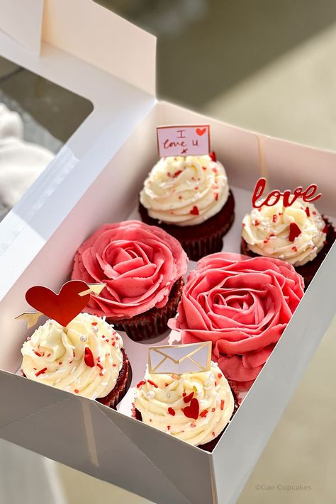 Want to make Galentine's Day or Valentine's Day even better? Surprise them with an assortment of buttercream roses and decorative red velvet cupcakes with cream cheese filling. Gae Cupcakes has made it easy with buttercream flowers that are hand-piped onto cupcakes and made to look like real flowers. Check us out on Instagram for more buttercream flowers! Red Velvet Cupcakes Decoration, Red Rose Cupcakes, Cupcakes With Cream Cheese Filling, Cream Cheese Filled Cupcakes, Cupcake Rose, Buttercream Roses, Valentine Day Cupcakes, Holiday Cupcakes, Rose Cupcakes