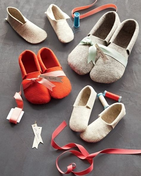 One-Piece Felt Slippers | 30 Quick And Cozy Projects To Make This Fall http://www.marthastewart.com/864540/stephanies-sewn-felt-slippers?czone=holiday/santas-workshop/santas-handmade-gifts=holiday/santas-workshop/santas-handmade-gifts=307035=274975=864892 Winter Sewing Projects, Winter Sewing, Felt Slippers, Diy Fashion Projects, Diy Slippers, Costura Diy, Fabric House, Felt Baby, Felted Slippers