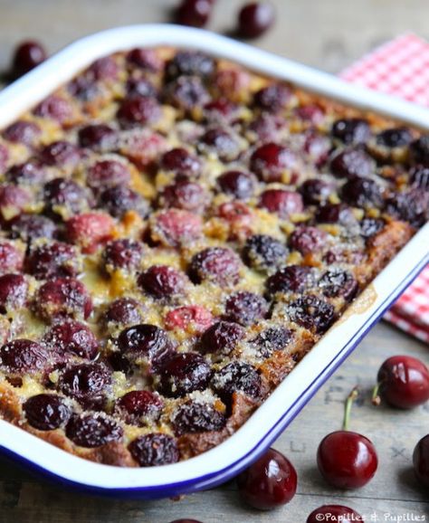 Clafoutis aux cerises noires Cherry Clafoutis, Italian Pastries, Sponge Cake Recipes, French Desserts, Strawberry Cakes, Pound Cake Recipes, French Pastries, Seitan, Fruit Desserts