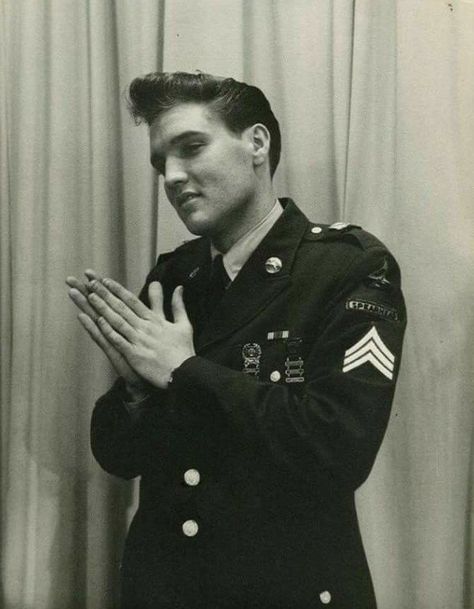 Sgt Elvis Presley on March 3, 1960 prior to the US Army discharge press conference at Fort Dix, NJ. Elvis Presley Army, Elvis Presley Memories, King Elvis Presley, Elvis Presley Images, Young Elvis, Elvis Presley Pictures, Elvis And Priscilla, King Of Music, Elvis Presley Photos