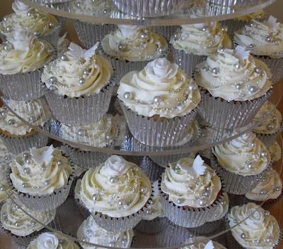 Silver Birthday Ideas, Diamond Anniversary Party Ideas, 60th Anniversary Parties, 30th Anniversary Parties, Anniversary Cupcakes, Silver Cupcakes, 25th Wedding Anniversary Party, Cupcake Tower Wedding, Cupcakes Wedding