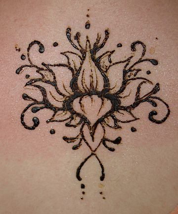 Simple and sweet idea 3 Henna Tattoo Meanings, Lotus Flower Henna, Lotus Henna, Small Henna Tattoos, Belly Henna, Cute Henna Tattoos, Small Henna, Henna Inspired Tattoos, Cute Henna