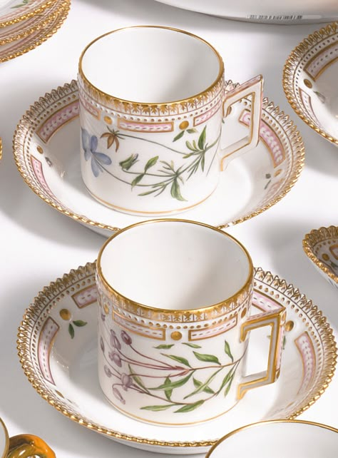 Assiette Design, Crockery Design, Flora Danica, Luxury Tableware, Pretty Tea Cups, Coffee Service, Tea Sets Vintage, Tea Cups And Saucers, Antique Tea