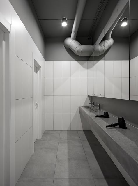 Interior Design Industrial, Industrial Toilets, Cycling Studio, Restroom Design, Gym Interior, Washroom Design, Industrial Bathroom, Cozy Sofa, Public Restroom