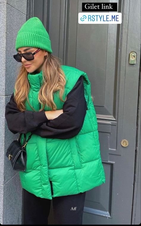 Green Puffer Vest Outfit, Green Vest Outfit, Gilet Outfit, Puffer Outfit, Puffer Vest Outfit, Corset Fashion Outfits, Outfits Con Jeans, Outfit Oversize, Vest Outfit