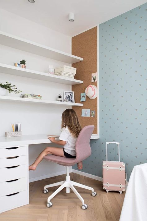 Aesthetic Work Desk, Vibey Apartment, Color Trends 2024, Kids Room Desk, Cabinet Trends, Design Ložnic, Kitchen Cabinet Trends, Girl Desk, Girly Apartment Decor