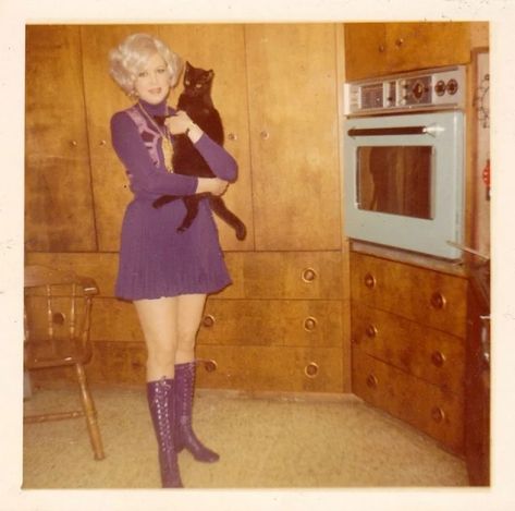 48 Color Snapshots Show How Kitchens Were Like in the 1960s ~ Vintage Everyday Retro Photo, Vintage Life, Vintage Boots, 60s Fashion, Look Vintage, Vintage Magazine, Vintage Pictures, Vintage Photographs, Girls Wear