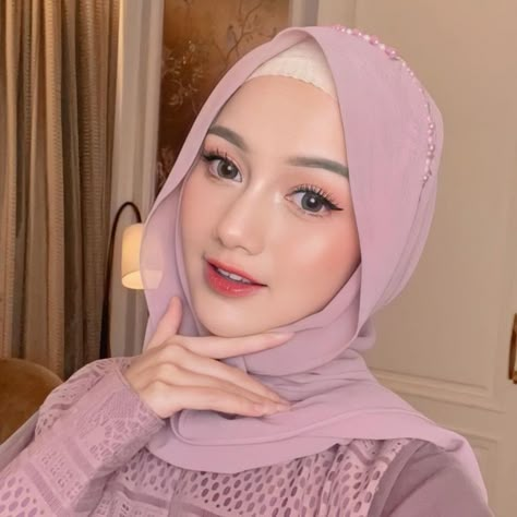 Makeup and Hairdo for Graduation Ceremony Graduation is your milestone event and you need to get ready early in the morning. Graduation Look Makeup, Graduation Hijab, Fresh Makeup Look, Membentuk Alis, Sweet Makeup, Hijab Makeup, Pic Aesthetic, Graduation Look, Awek Tudung