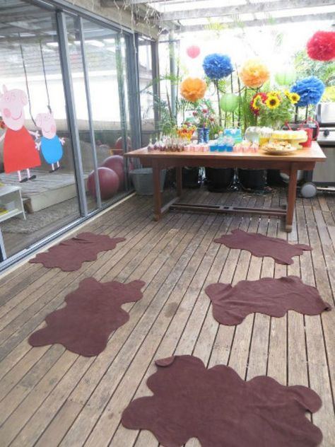 DIY muddy puddles at peppa pig birthday party Pig Birthday Theme, George Pig Party, George Pig Birthday, Peppa Pig Party Decorations, Peppa Pig Birthday Party Decorations, Peppa Party, Pig Birthday Party, Peppa Pig Birthday Party, Pepa Pig