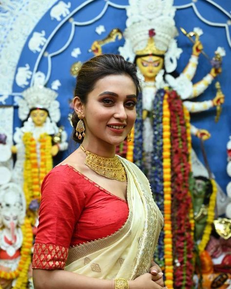 Mimi Chakraborty Hot, Mimi Chakraborty, Saree Model, Bengali Saree, Cut Blouse, Traditional Attires, Saree Models, Indian Heritage, Indian Festivals