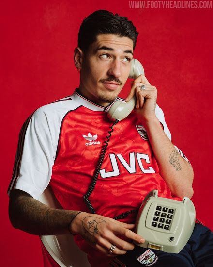 Arsenal Football Shirt, Arsenal Shirt, Hector Bellerin, Football Jersey Outfit, Jersey Fashion, Retro Football Shirts, Concept Photography, Football Fashion, Jersey Outfit