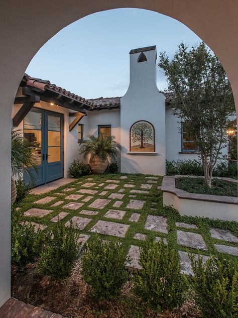 Hacienda Style Homes Mexican, Spanish Style Courtyard, Spanish Style Home Exterior, Modern Spanish Style Homes, Spanish House Plans, Spanish Style Home Interior, Style Hacienda, Mediterranean Courtyard, Modern Spanish Style