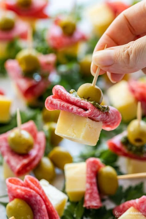 Perfect toothpick appetizer - cheese, salami and olive Cheese Skewers, Salami And Cheese, Decorações Com Comidas, Appetizers Easy Finger Food, Best Appetizer Recipes, Finger Foods Easy, Charcuterie Recipes, Appetizer Bites, Finger Food Appetizers