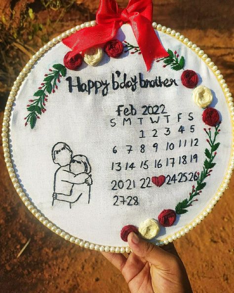 Calendar hoop Handmade Gifts For Brother From Sister, Brother Birthday Gift Ideas Diy, Creative Birthday Gifts For Brother, Handmade Gift Ideas For Sister, Diy Gift Ideas For Brother, Calendar Hoop Embroidery, Diy Gifts For Brother From Sister, Handmade Gifts For Brother, Hoop Decor