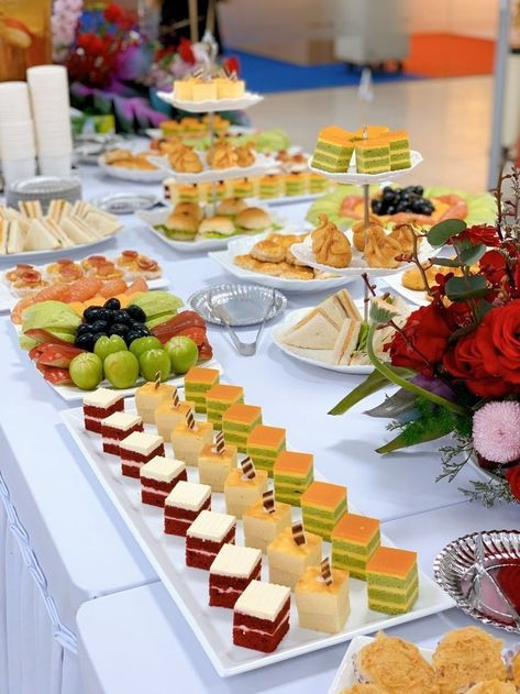 Teabreak Decor, Food Catering Ideas Buffet Tables, Pastries Buffet, Tea Party Desserts, Catering Food Displays, Sweet Buffet, Bistro Food, Party Food Buffet, Catering Ideas Food