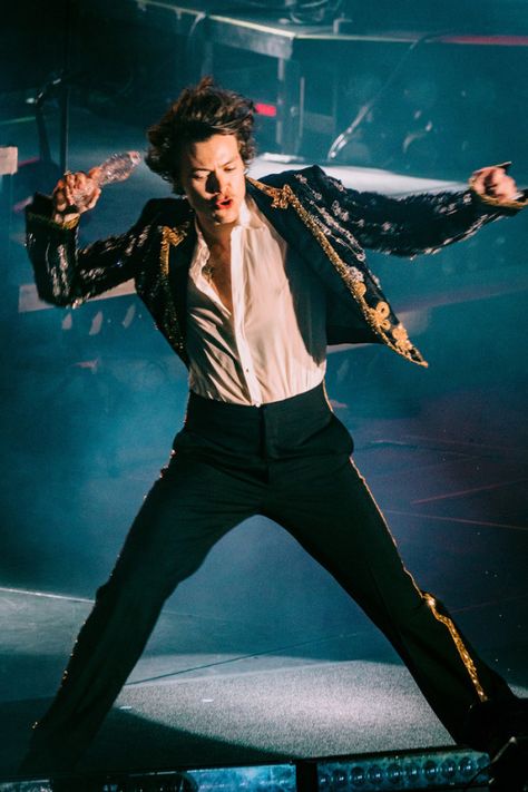 La Night, Harry Styles Live On Tour, Harry Styles Aesthetic, Harry Styles Live, Haikou, Harry Styles Wallpaper, Harry Styles Pictures, Harry Styles Photos, Family Show