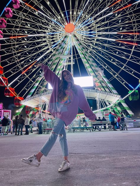 Fair Date Night Outfit, Amusement Park Photography Ideas, Outfit Ideas For Fair Date, Instagram Fair Picture Ideas, Night Comfy Outfit, Cute Outfits For The Fair, Fairground Outfit Ideas, Fair Photo Ideas, Funfair Outfit Ideas