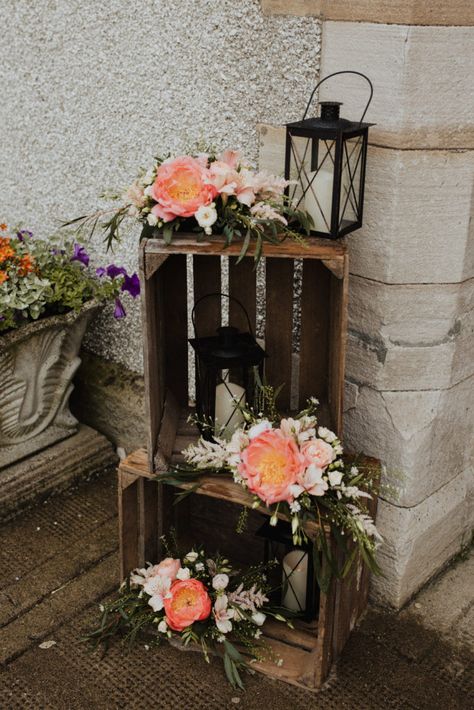 Crate Flower Arrangements, Milk Crate Wedding Decor, Wedding Crates Decoration, Apple Crates Wedding, Wood Crate Porch Decor, Crate Decor Ideas Wedding, Apple Crate Wedding Decor, Wooden Crate Wedding Decor, Wedding Crate Decor