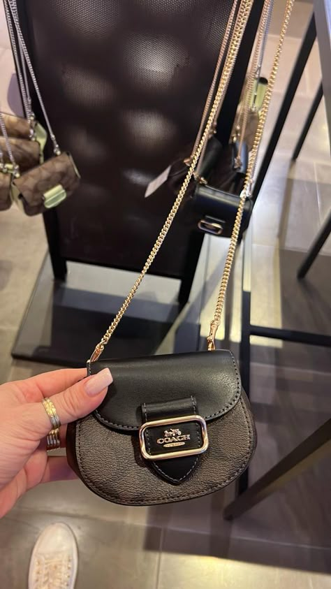 mini bag coach, style, outfit, coach bag, bolsa da coach Tiny Coach Bag, Mini Wallet Coach, Mini Coach Bag, Mini Purse Outfit, Tiny Handbags, Coach Bags Aesthetic, Mini Bags Aesthetic, Mini Bag Outfit, Coach Mini Bag