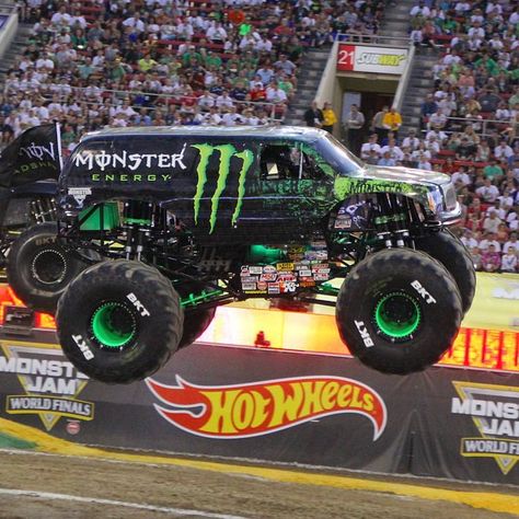 Monster Truck Aesthetic, Energy Monster, Monster Truck Jam, Monster Jam Trucks, Monster Truck Cars, Big Monster Trucks, Monster Truck Racing, Monster Energy Girls, Monster Car