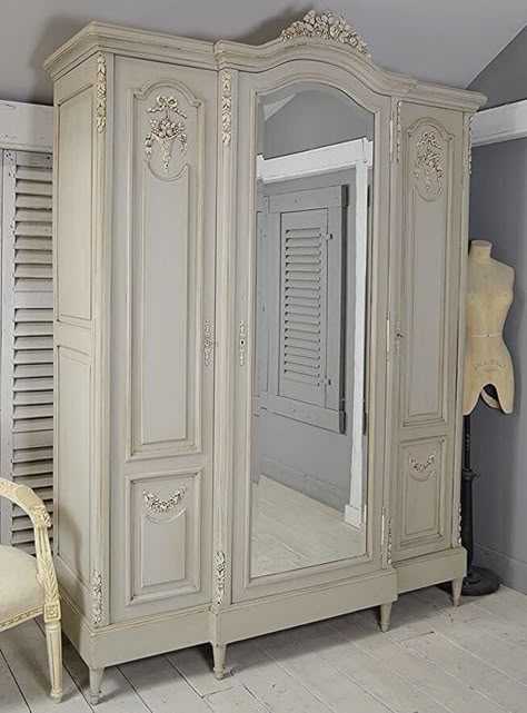 White Antique Furniture, Knock Down Furniture, Antique White Bedroom, Antique White Bedroom Furniture, White Distressed Furniture, Antique White Furniture, Reka Bentuk Bilik Tidur, Annie Sloan Paris Grey, French Furniture Bedroom