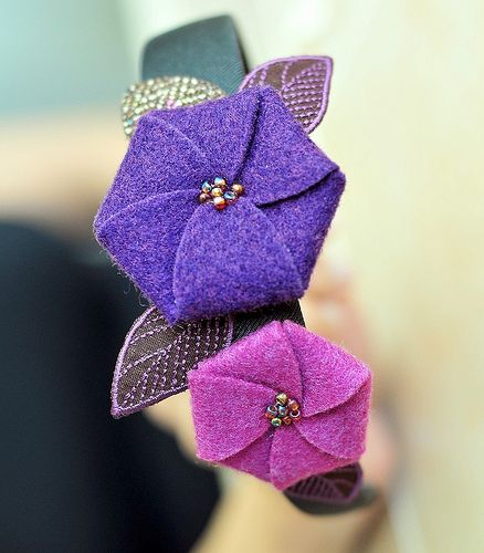 Felted Flowers, Folding Origami, One Flower, Felt Embroidery, Wool Projects, Felt Brooch, Origami Flowers, Wool Crafts, Felt Diy