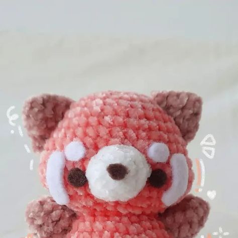 Crochet Adopt Me Pets, Red Panda Crochet Pattern Free, Crochet Ideas With Red Yarn, Red Panda Crochet Free Pattern, Crochet Red Panda Pattern, Free Cute Crochet Patterns, Crochet Headphone Accessories, Red Crochet Ideas, Dundun Chicken