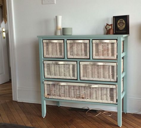 You may remember reading about my dear friend who gifted me a dresser in my about section. That same friend also gave me this desk. (Such good friends I have!!) Wicker Makeover, Paint Wicker, Basket Texture, Painting Wicker Furniture, Box Makeover, Wicker Dresser, Wicker Chest, Wicker Couch, Wicker Bedroom