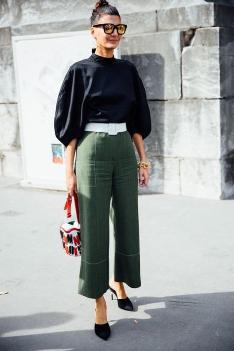 Internship Interview Outfit, Women Professional Attire, White Wide Leg Pants, Giovanna Battaglia, Beige Outfit, Paris Fashion Week Street Style, Outfit Trends, Professional Attire, Street Style Paris