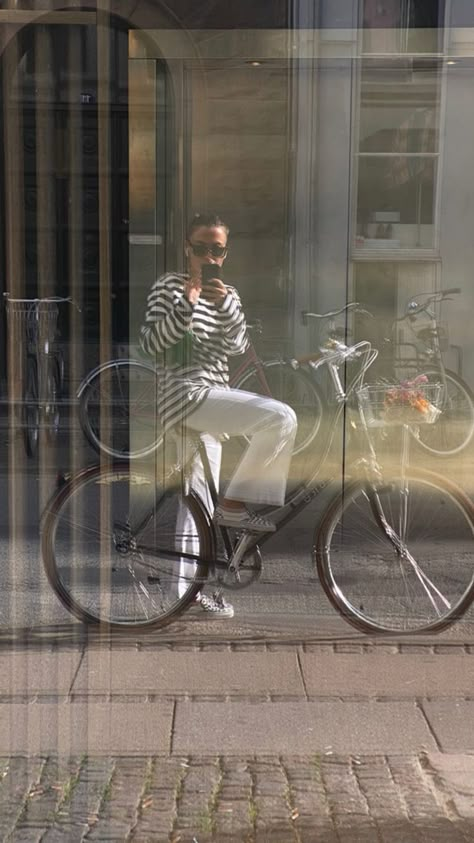 Copenhagen Lifestyle Aesthetic, Bike Instagram Story, Mid Season Outfit, Bike Amsterdam, Copenhagen Life, Copenhagen Lifestyle, Copenhagen Aesthetic, Fall Outfit Aesthetic, Campus Outfit