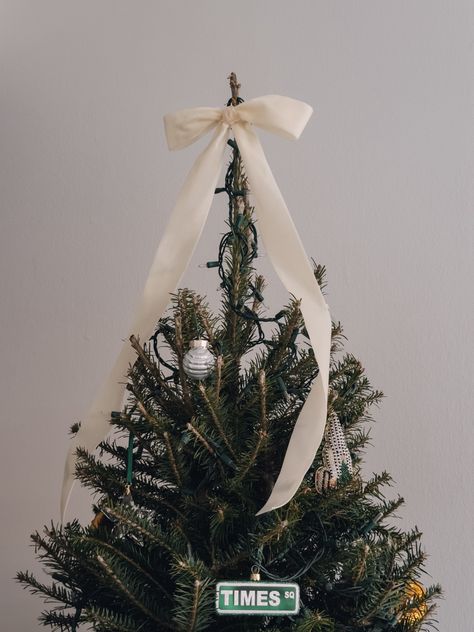 Ribbon Christmas tree topper idea Ribbon Topper For Christmas Tree, Easy Tree Topper Ideas, Tree Topper With Ribbon, Christmas Tree Ribbon Topper, White Ribbon Christmas Tree, Tree Topper Ribbon, Ribbon Tree Topper, Christmas Tree Topper Ribbon, Christmas Tree Topper Ideas