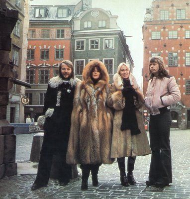 The ABBA members strolling around in cold Stockholm in 1976. Abba Aesthetic Vintage, Abba Outfits, Frida Abba, Abba Mania, Fox Fur Jacket, Fur Cape, Vintage Fur, Pop Bands, Fur Coats