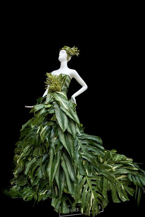 Tree Fashion Design, Bird Dress Fashion, Clothes Made From Plants, Dress Made Of Leaves, Plant Clothes, Plant Dress, Mother Nature Costume, Dress Form Christmas Tree, Tree Fashion