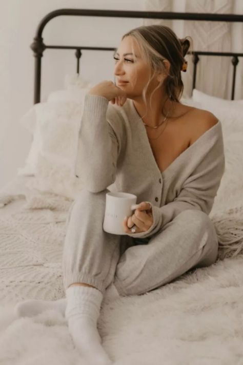 cozy joggers, cardigan, sunday outfit, work from home outfit, trendy comfy outfit Comfy Lounge Outfits, Cute Home Outfits, Winter Home Outfit, Home Outfit Women, Comfy Work From Home Outfits, Trendy Comfy Outfits, Hot Mom Outfits, 2024 Clothes, Feminine Minimalist