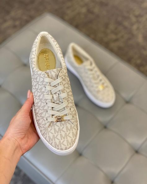 #michaelkors#guess#dkny#coach#liujo#calvinklein#levin #cap#victoriassecret Flat Sneakers Women, Nude Sneakers, Mk Shoes, Mk Logo, Gymnastics Workout, Elba, Flat Sneakers, Style Gift, Michael Kors Shoes