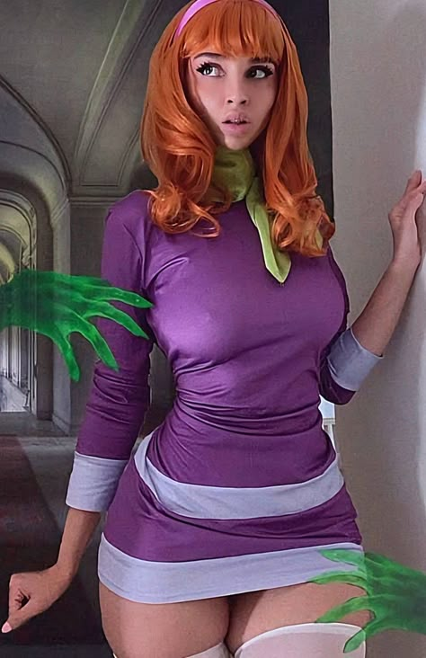 Velma Cosplay, Daphne Costume, Top Cosplay, Daphne And Velma, Mystery Machine, Reference Drawing, Beste Mama, Amazing Cosplay, Halloween Stuff