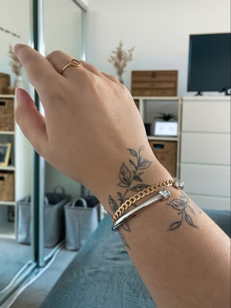 Wrap Around Wrist Tattoos, Butterfly Tattoos On Arm, Around Arm Tattoo, Wrap Around Tattoo, Tato Minimal, Simple Tattoos For Women, Wrap Tattoo, The Best Tattoos, Forarm Tattoos