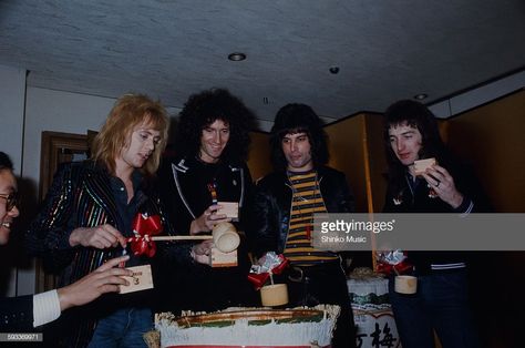 News Photo : Queen at a reception, Tokyo, March 30, 1976. Roger Taylor Brian May, Queen Drummer, Princes Of The Universe, Best Rock Bands, Ben Hardy, Pop Queen, Queen Photos, Roger Taylor, Queen Pictures