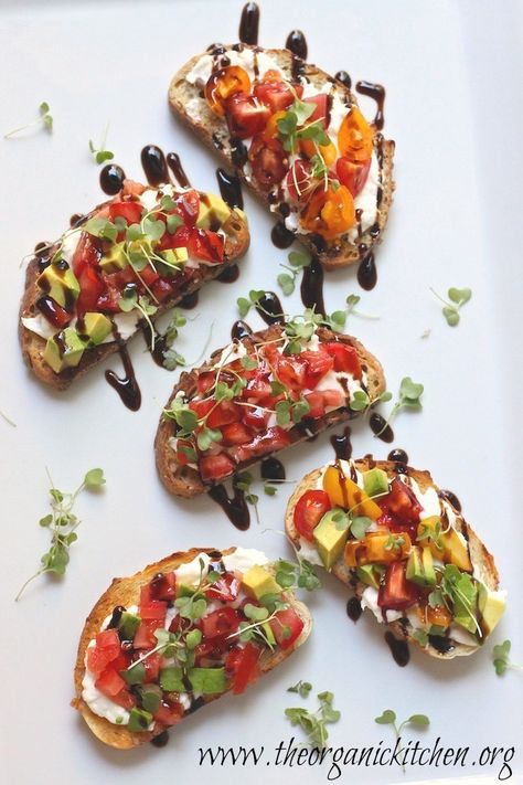 Brushetta Appetizers, Healthier Appetizers, Fingerfood Recipes, Burrata Toast, Veggie Appetizers, Crostini Appetizers, Crostini Recipes, Breakfast Board, Bruschetta Recipe