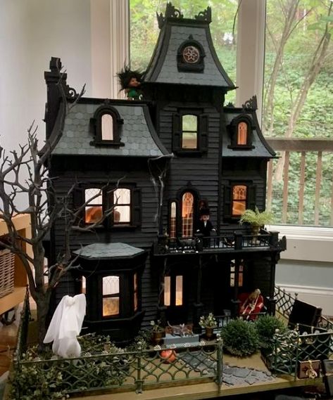 Halloween Town Crafts, Mini Horror House, Dolls House Halloween, Mini Halloween House Diy, Haunted House Model Diy, Horror Movie Houses, Doll House Halloween Ideas, Spooky Dolls House, Haunted Miniature Dollhouse