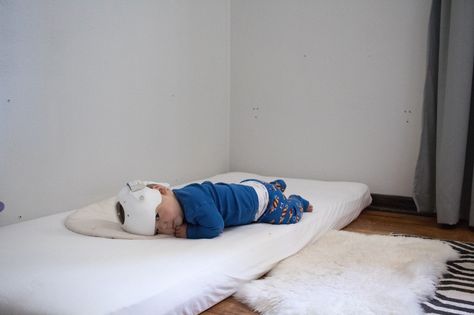 Using a Montessori floor bed for your baby from birth is very different from a crib. Here are some of the realities of using a floor bed from birth. Montessori Baby Bed, Baby Floor Bed, Floor Bed Montessori, Floor Bed Mattress, Daycare Spaces, Montessori Work, Baby Weeks, Montessori Floor Bed, Montessori Parenting