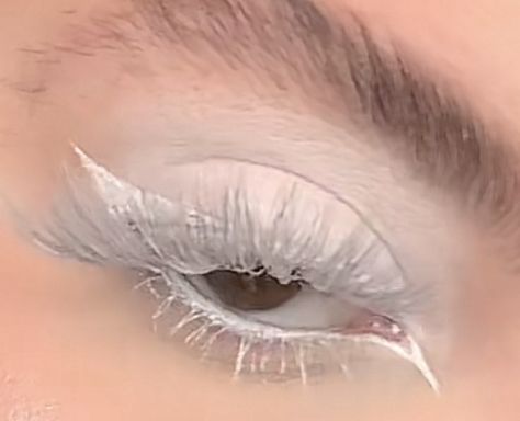 White Eyelash Makeup, Yeti Makeup, White Eyelashes Makeup, Dopamine Makeup, White Makeup Looks, Kiyomi Haunterly, Androgynous Makeup, White Lashes, White Face Makeup